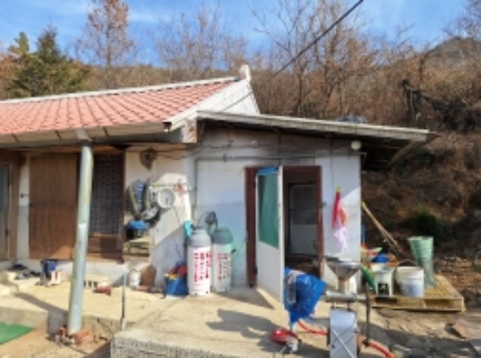 본건1, 지상에 제시외 주택