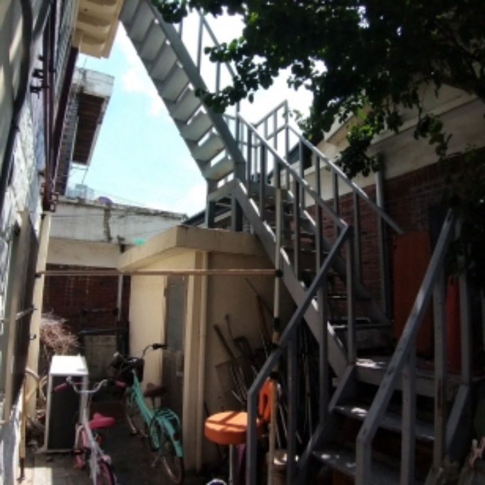 계단(지층에서 옥상으로 연결)과 창고