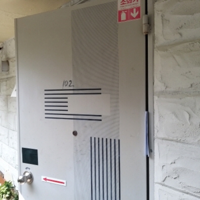 세대 출입문(102호)