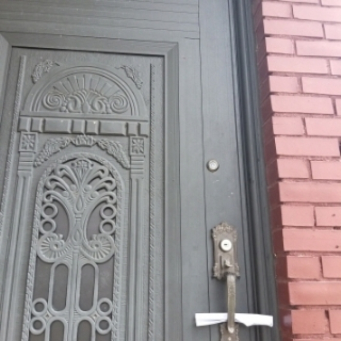 세대 출입문(1층, 현황은 2층임)