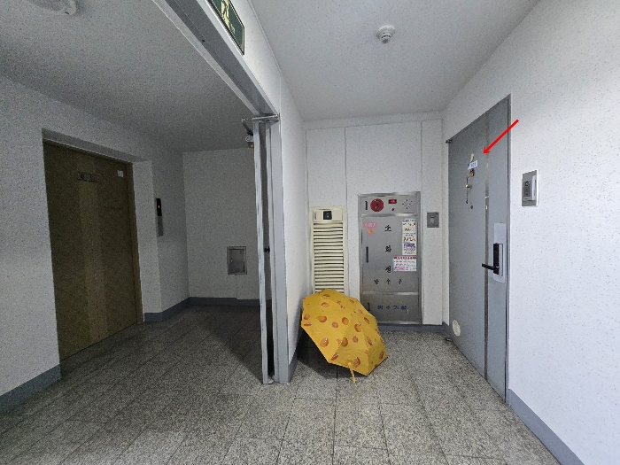 본건소재 8층 및 본건 현관문 전경