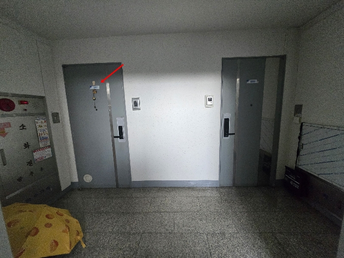 본건소재 8층 및 본건 현관문 전경