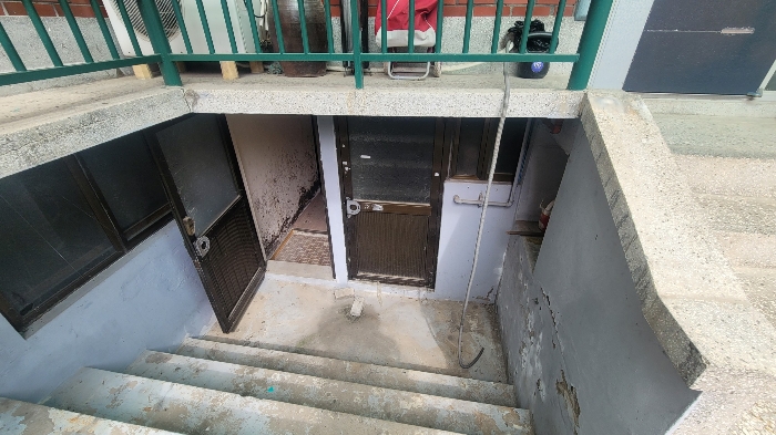 본건 현관(지하실)