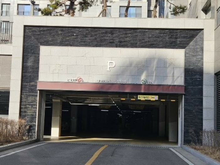 지하 주차장 출입구