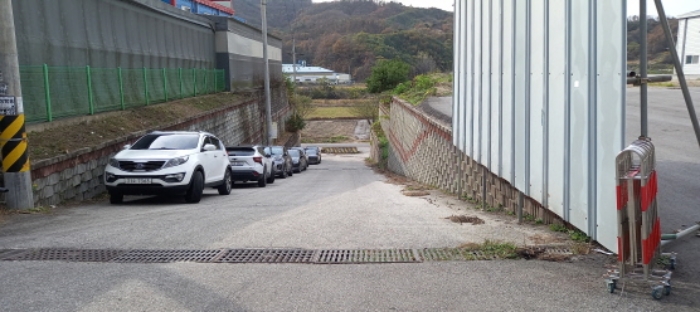 본건 공장 진입로