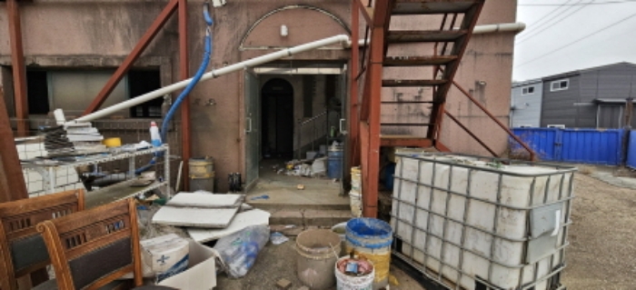 목록2 건물 출입구 전경