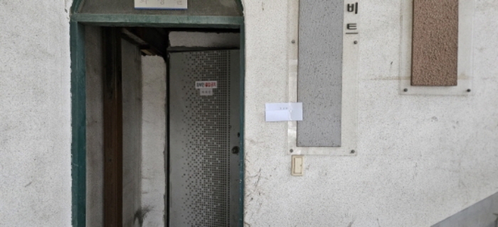 목록2 건물 출입구 (안내문 부착)