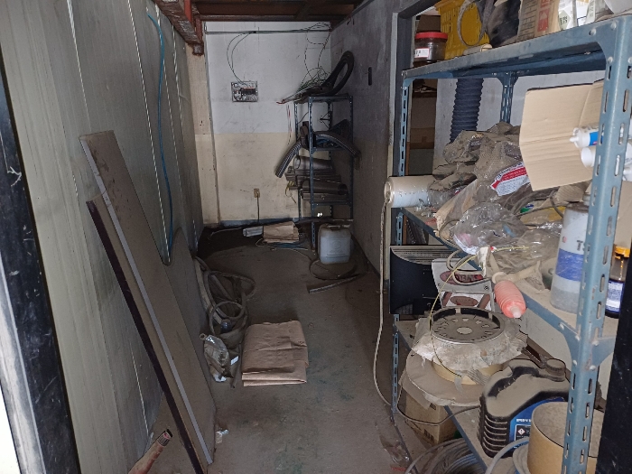 본건 건물(기호2) 1층 내부(문에 자재실 표시)