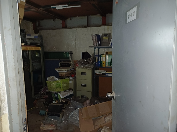 본건 건물(기호2) 1층 내부(문에 검사실 표시)