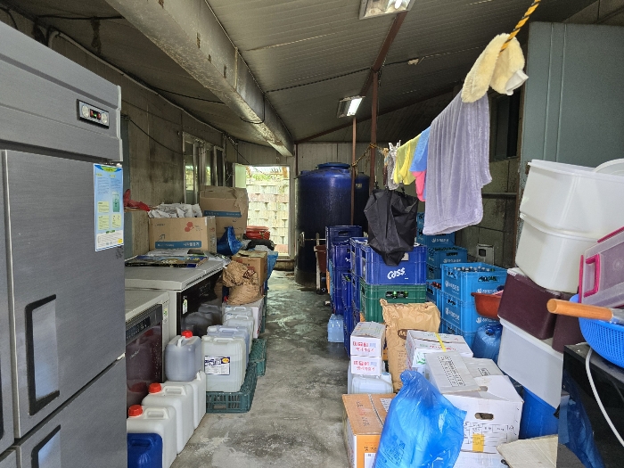 제시외건물(ㄱ: 창고) 내부