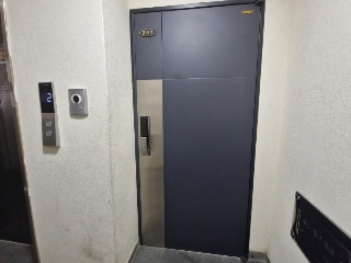 201호 출입문 (공실)