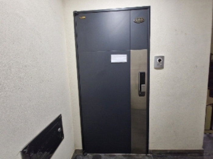 202호 출입문 (안내문 부착)