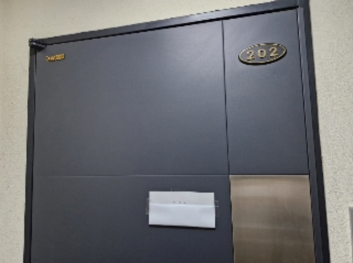 202호 출입문 (안내문 부착)