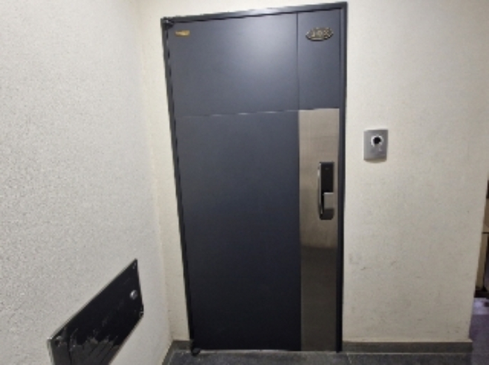 302호 출입문 (공실)