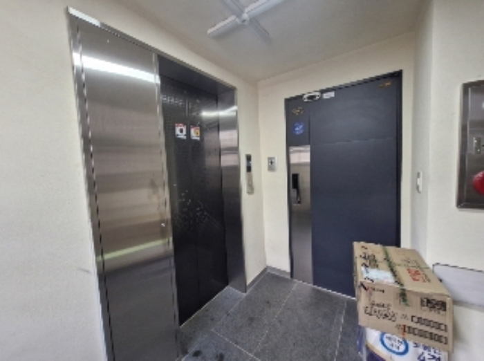 4층 전경 (좌측 : 엘리베이터, 우측 : 401호 출입문)