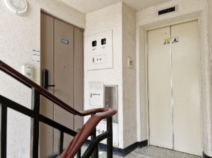 603호 출입문(왼쪽) 및 엘리베이터(오른쪽)