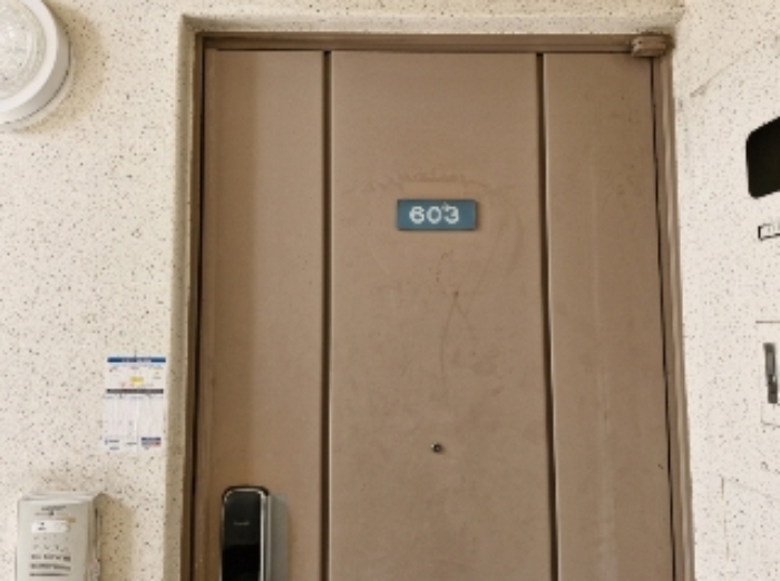 603호 출입문