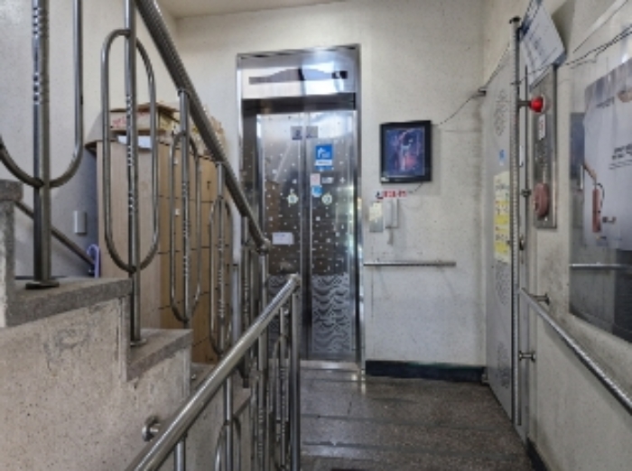 1층 엘리베이터 앞