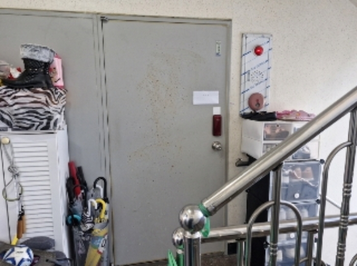 4층 출입문 (안내문 부착)