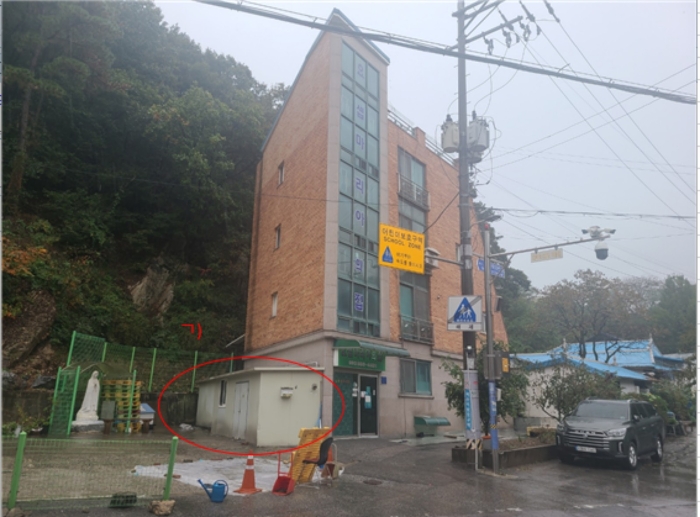 본건과 제시외건물