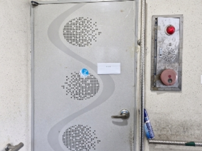 2층 출입문 (안내문 부착)