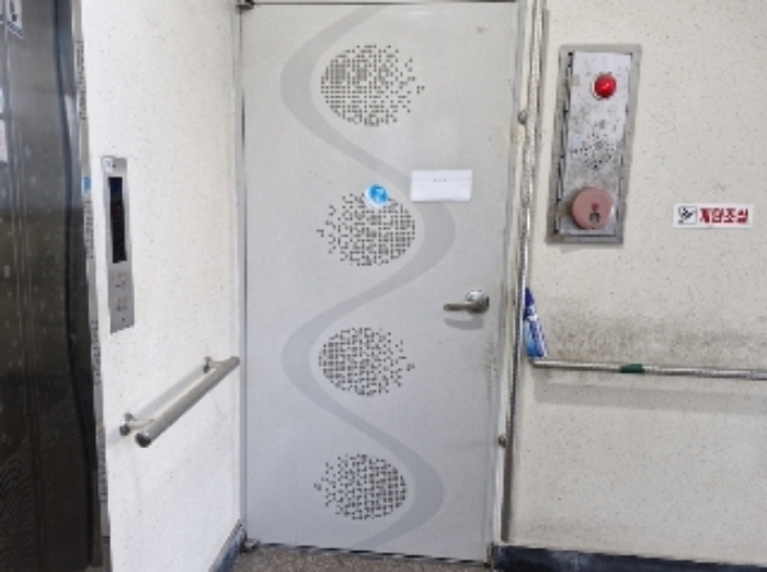 2층 출입문 (안내문 부착)