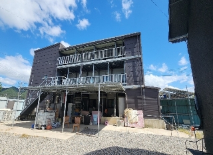 충청북도 옥천군 이원면 묘목로 139
㉠철근 콘크리트조 판넬 판넬지붕 3층 건물
㉡철제 펜스