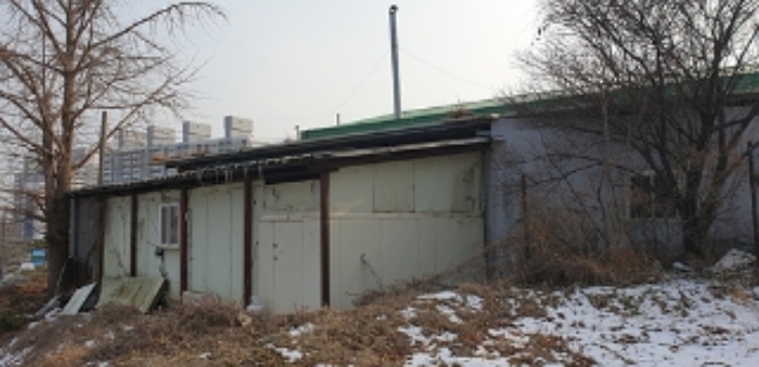 2번 부동산 지상에 걸쳐있는 제시외 증축시설 모습