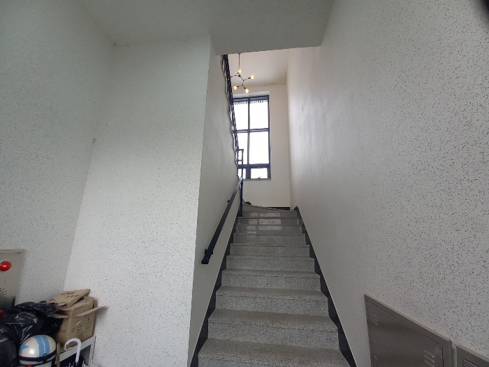 본건 기호 #3 건물 계단실