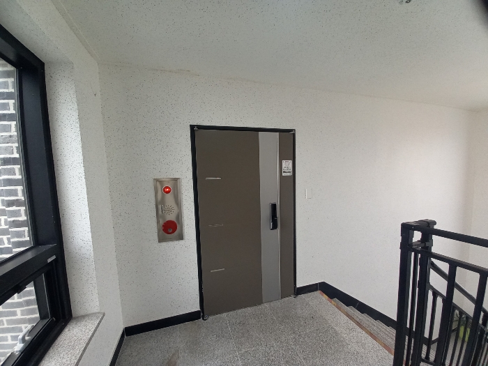 본건 기호 #3 건물 2층 다가구주택 현관문