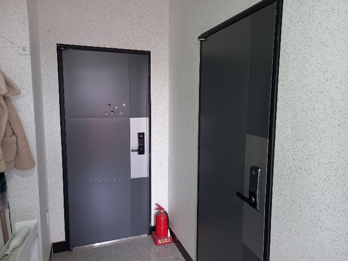 본건 기호 #3 건물 1층 직원숙소 현관문