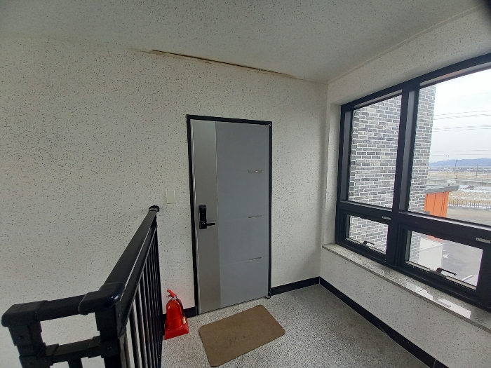 본건 기호 #3 건물 2층 다가구주택 현관문