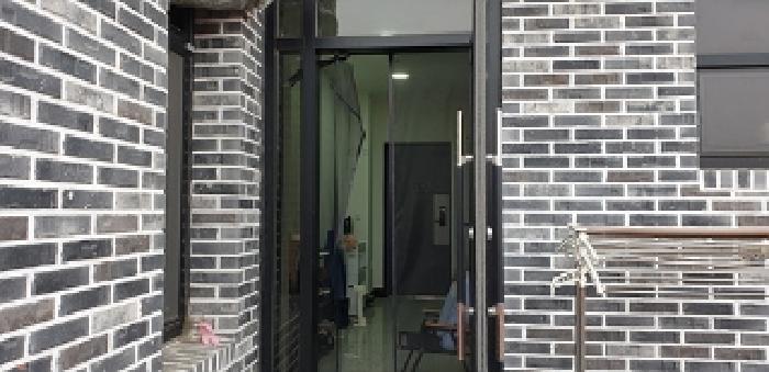 3번 부동산 건물 103, 104호 공용출입문 모습