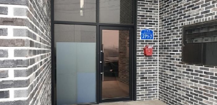 3번 부동산 건물 2층 계단 공용출입문 모습