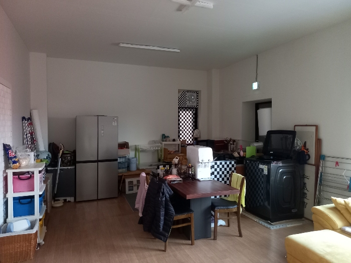 본건 기호 #3 건물 1층 소매점 내부(현황 "숙소 등")