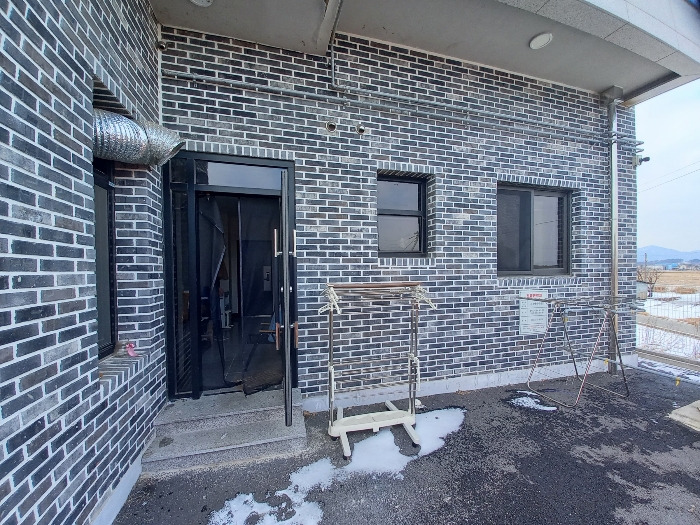 본건 기호 #3 건물 1층 직원숙소 출입구