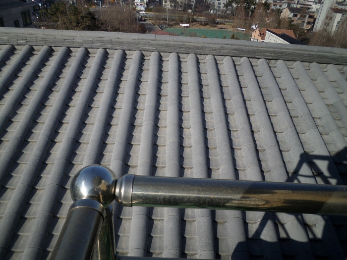 본건 4층 스라브위 기와지붕