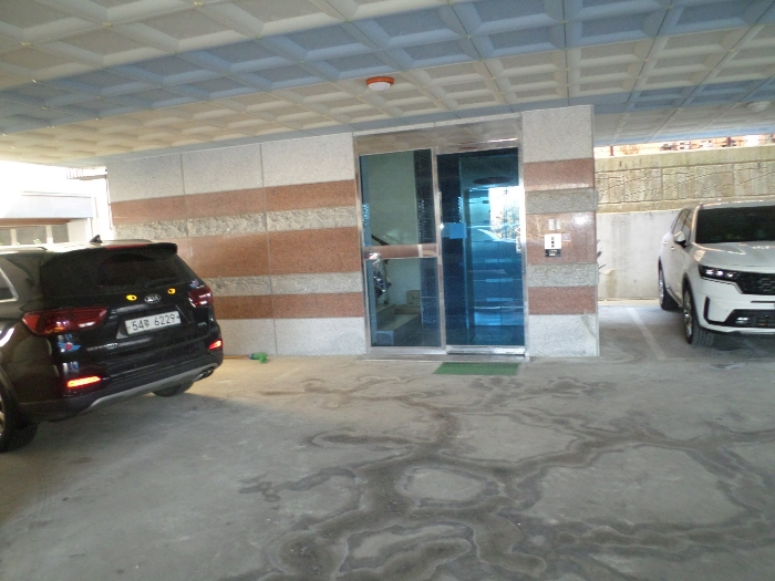 본건 1층 계단실 및 EV실