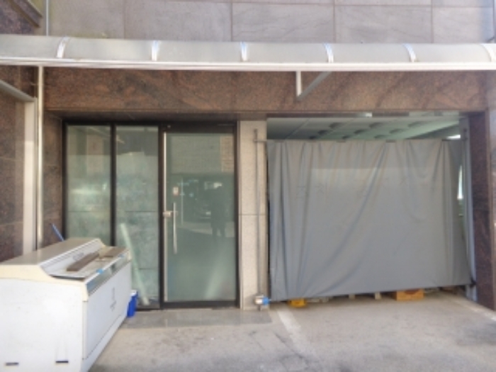 [목록 2] 지상 1층 공동 출입구 옆에 있는 호실 출입문과 주차장 출입구의 모습