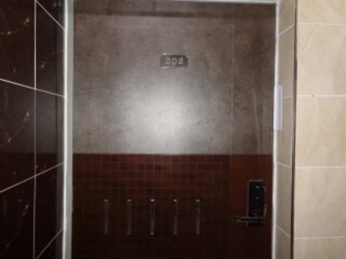 [목록 2] 지상 2층 202호 출입문 모습