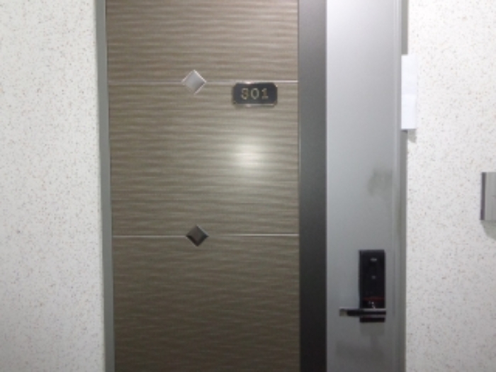 [목록 2] 지상 3층 301호 현관 출입문 모습