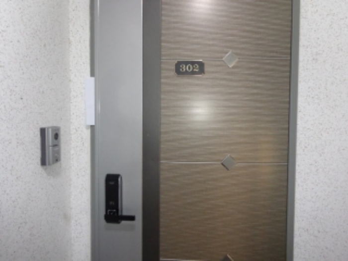 [목록 2] 지상 3층 302호 현관 출입문 모습