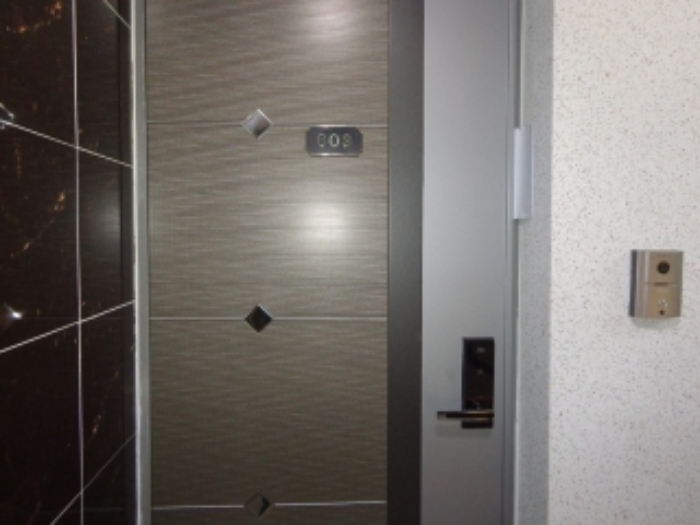 [목록 2] 지상 3층 303호 현관 출입문 모습