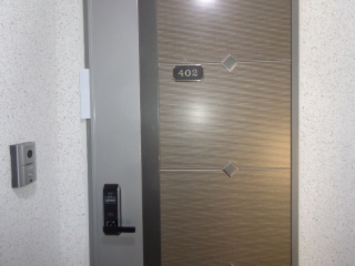 [목록 2] 지상 4층 402호 현관 출입문 모습