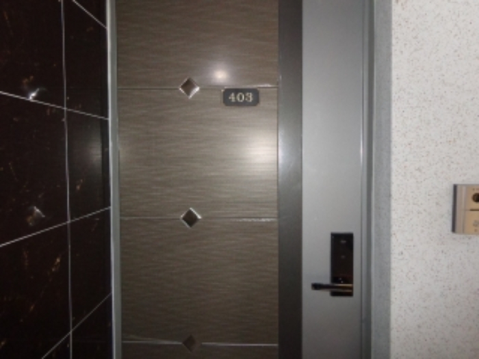 [목록 2] 지상 4층 403호 현관 출입문 모습