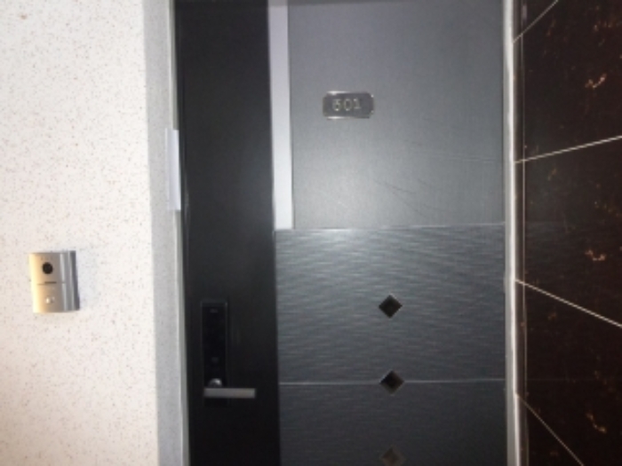 [목록 2] 지상 5층 501호 현관 출입문 모습