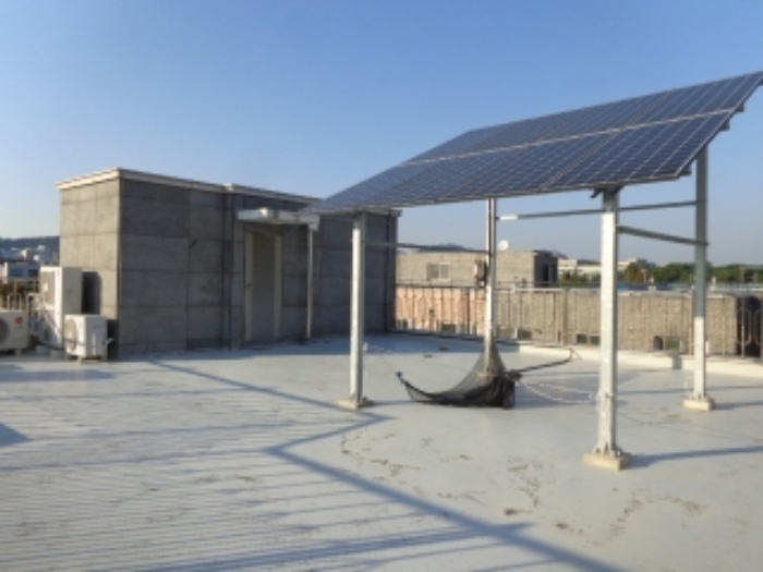 [목록 2] 본건 건물 옥상의 모습(태양광 시설이 설치되어 있음)