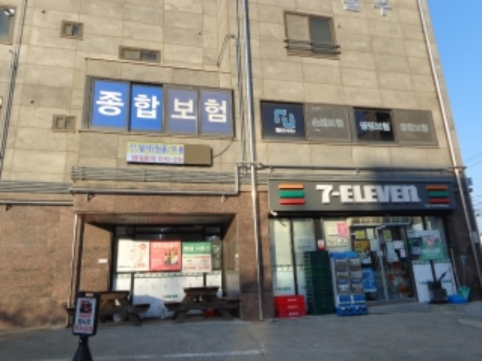 [목록 2] 지상 1층에 소재한 세븐일레븐의 출입문과 그 주변의 모습
