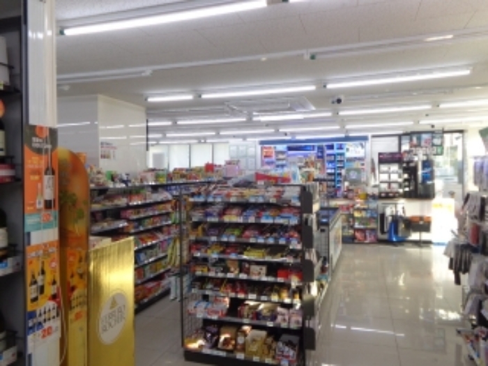 [목록 2] 지상 1층에 소재한 세븐일레븐의 내부 모습