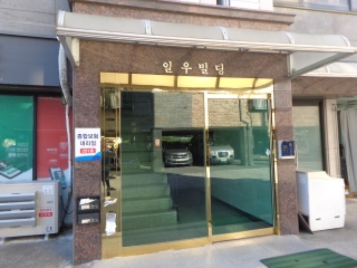 [목록 2] 지상 1층에서 지상 2층 이상으로 올라가는 공동 출입구 모습(일우빌딩으로 표시되어 있음)